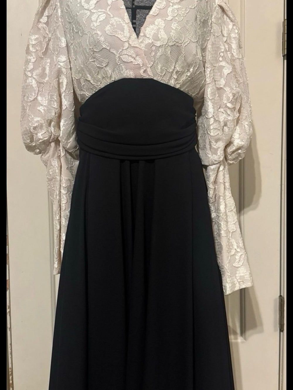Ursula vintage Elegant Two-Tone Lace and Crepe Evening Dress - Black and Ivory